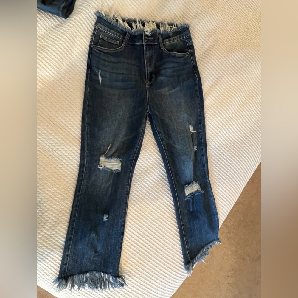 FUN Judy Blue jeans size 9/29! The frayed waist is so cute- esp with a bodysuit